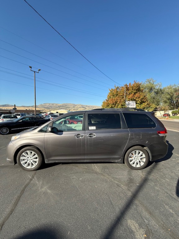 2014 Toyota Sienna Image 6