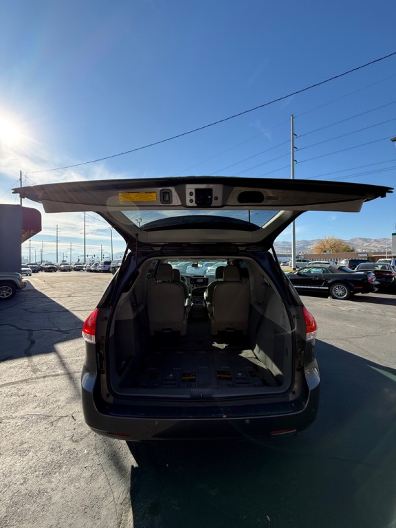 2014 Toyota Sienna Image 9