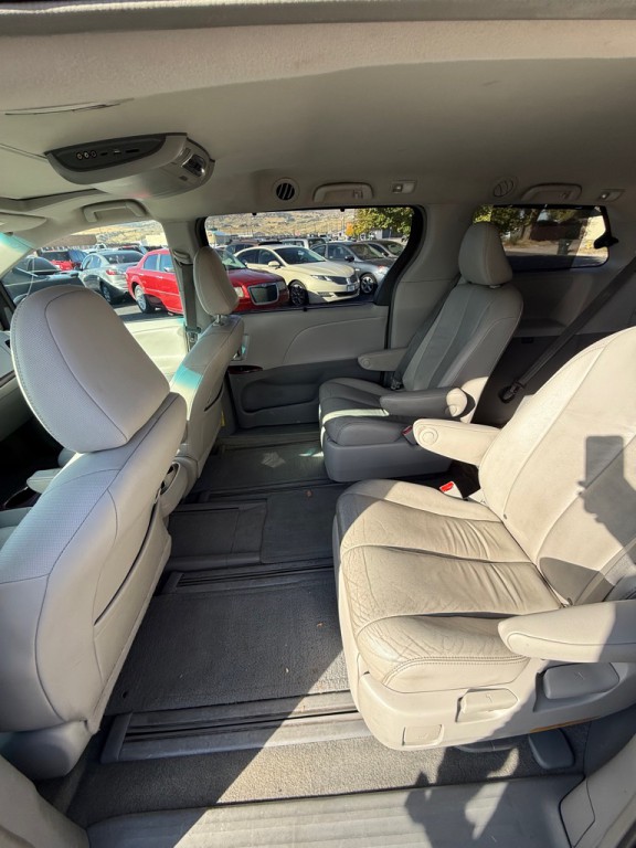 2014 Toyota Sienna Image 11