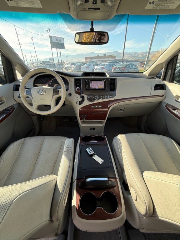 2014 Toyota Sienna Image 12