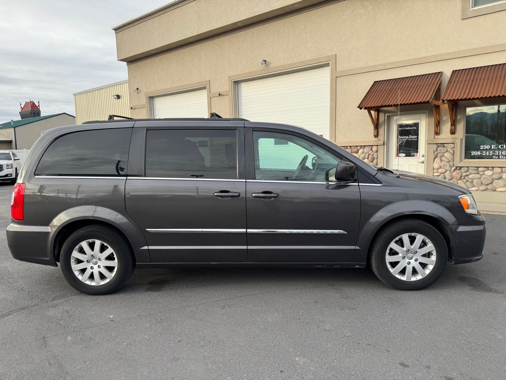 2015 Chrysler Town & Country Image 3
