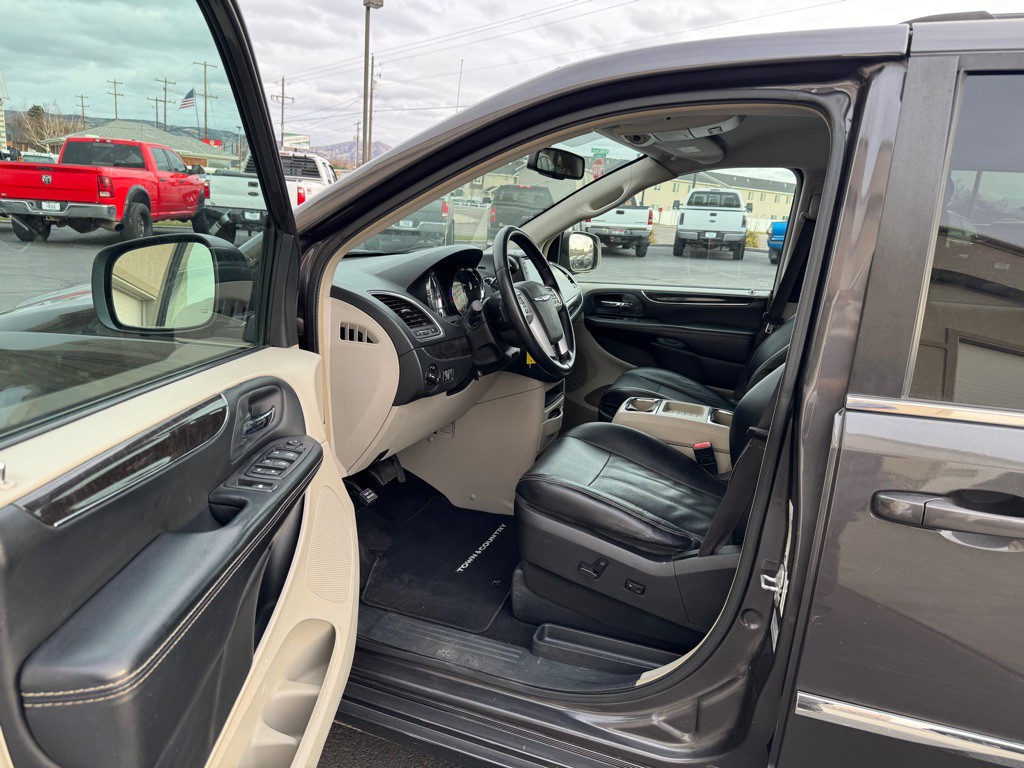 2015 Chrysler Town & Country Image 7