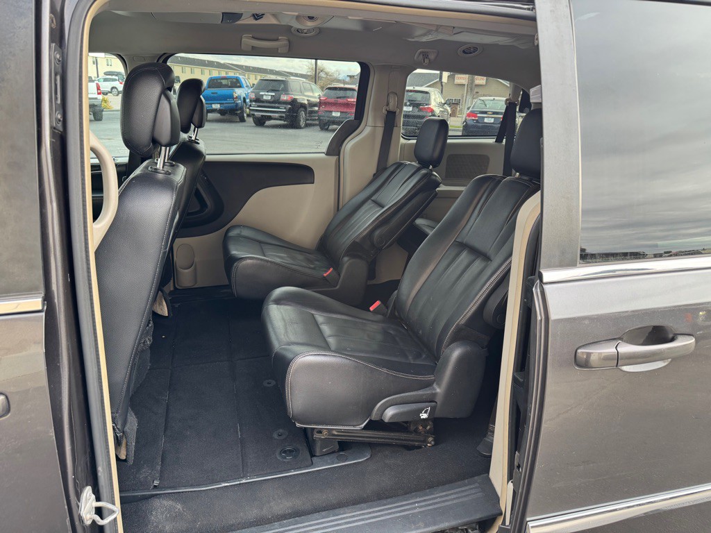 2015 Chrysler Town & Country Image 8