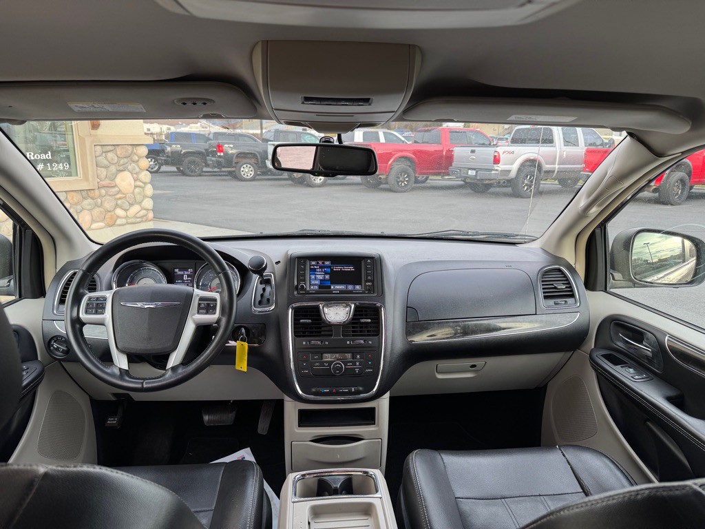 2015 Chrysler Town & Country Image 9
