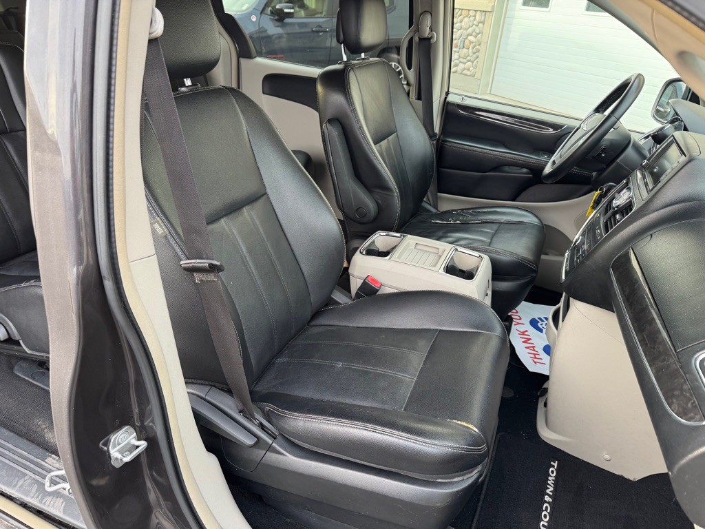 2015 Chrysler Town & Country Image 14