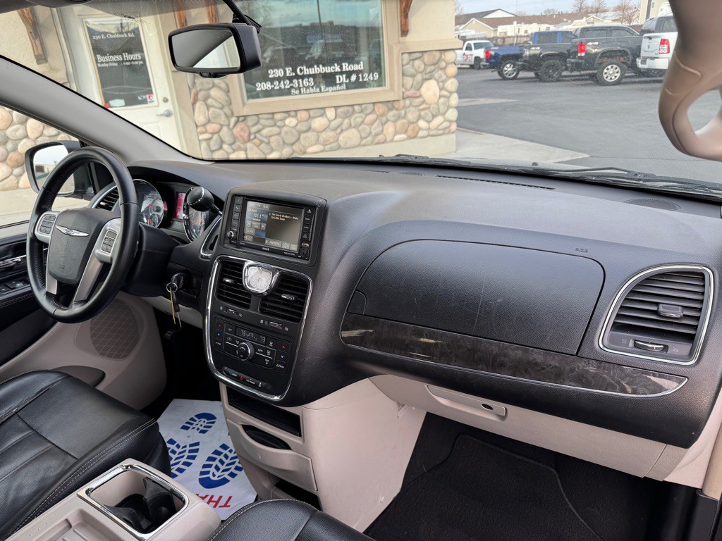 2015 Chrysler Town & Country Image 15