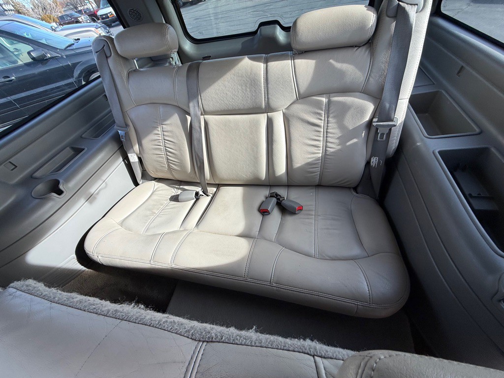 2001 Chevrolet Suburban Image 9
