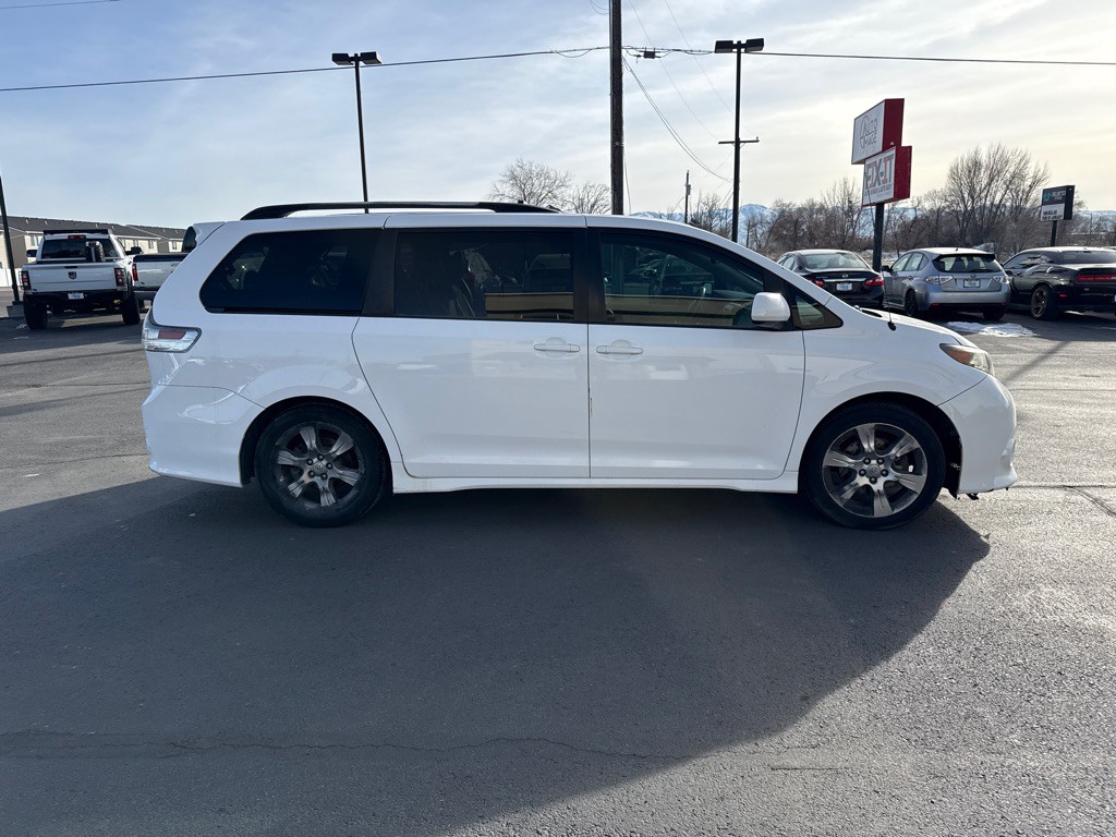 2012 Toyota Sienna Image 1