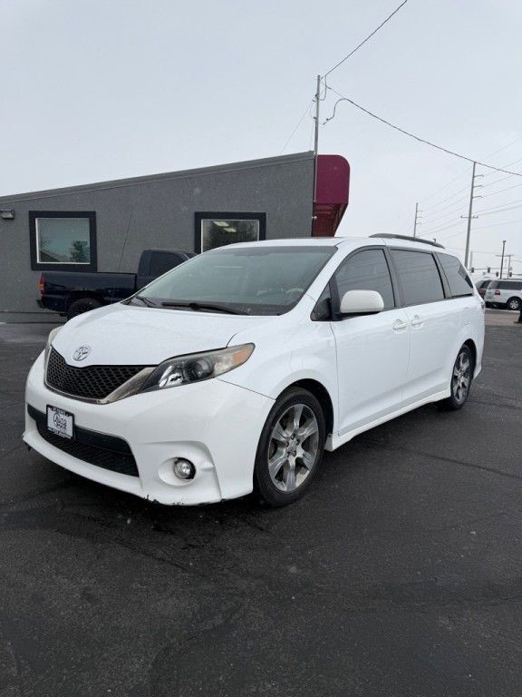 2012 Toyota Sienna Image 2