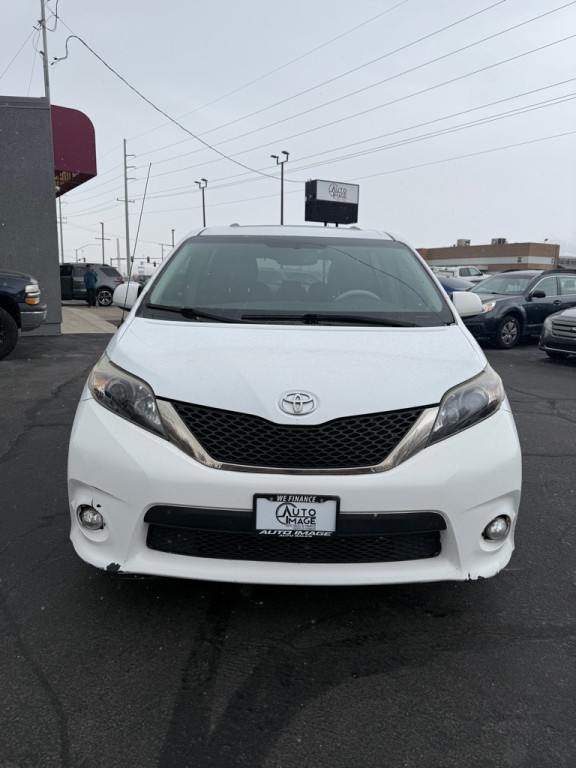 2012 Toyota Sienna Image 3