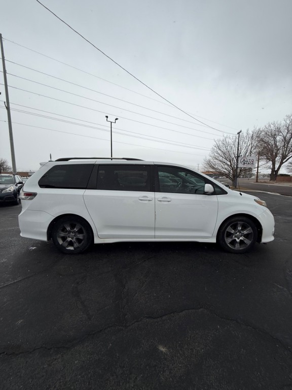 2012 Toyota Sienna Image 5