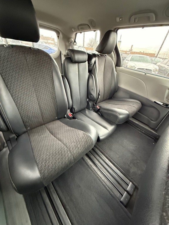 2012 Toyota Sienna Image 10