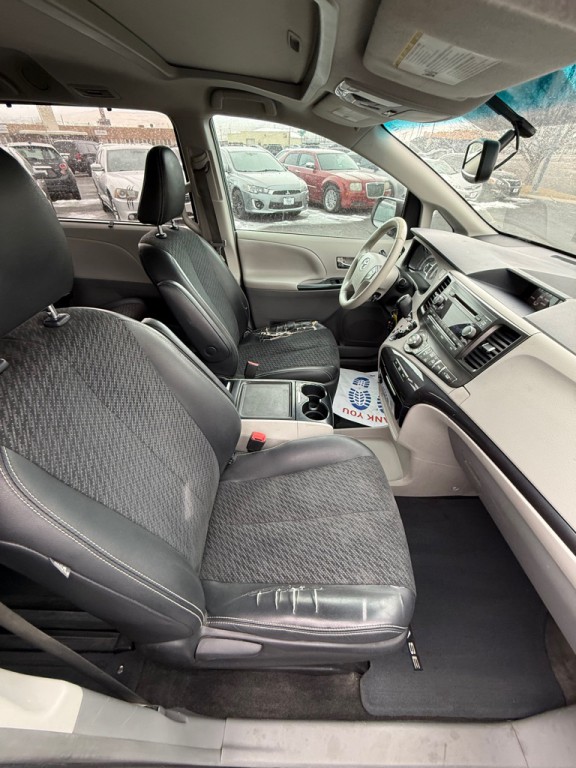 2012 Toyota Sienna Image 11