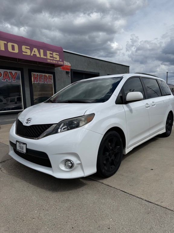 2012 Toyota Sienna Image 1