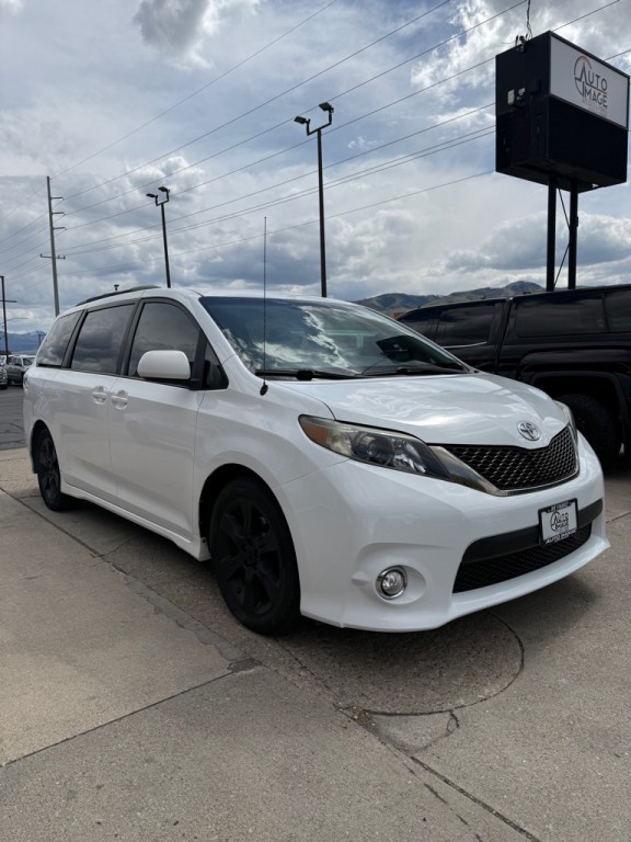 2012 Toyota Sienna Image 2
