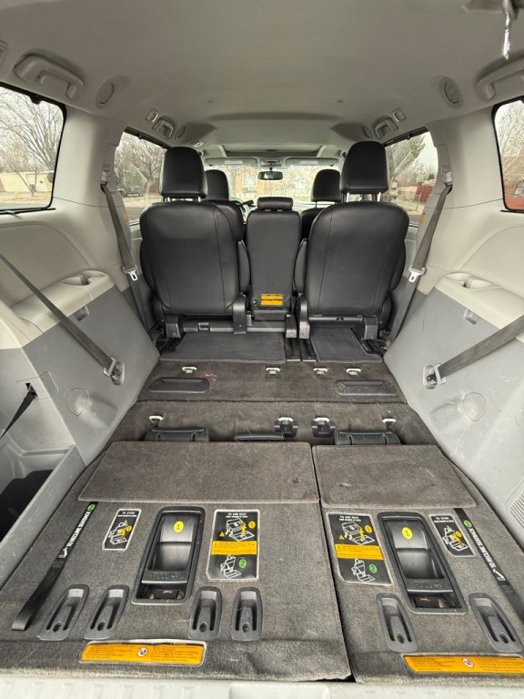 2012 Toyota Sienna Image 4