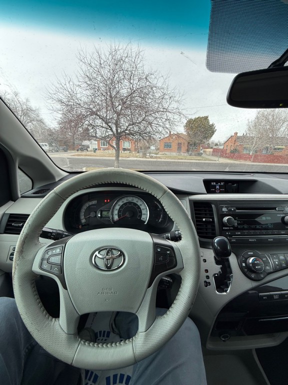 2012 Toyota Sienna Image 7