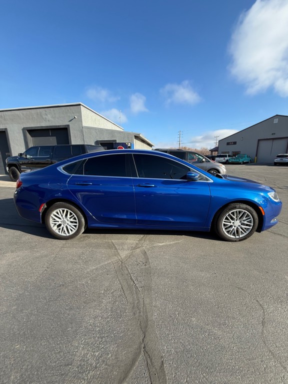 2015 Chrysler 200 Image 4