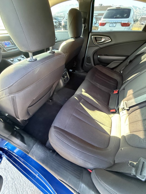 2015 Chrysler 200 Image 9