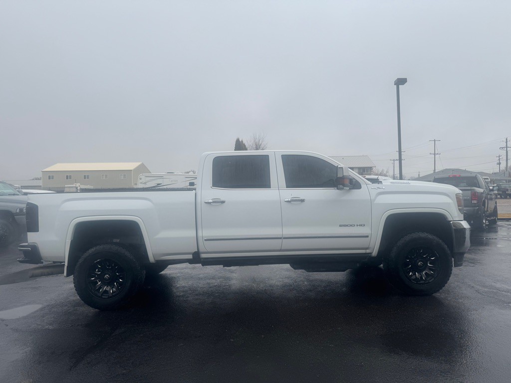 2017 GMC Sierra Image 2
