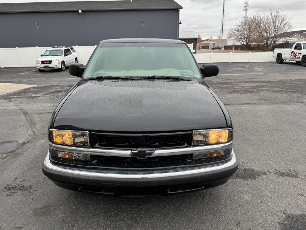 2000 Chevrolet S10 Image 2