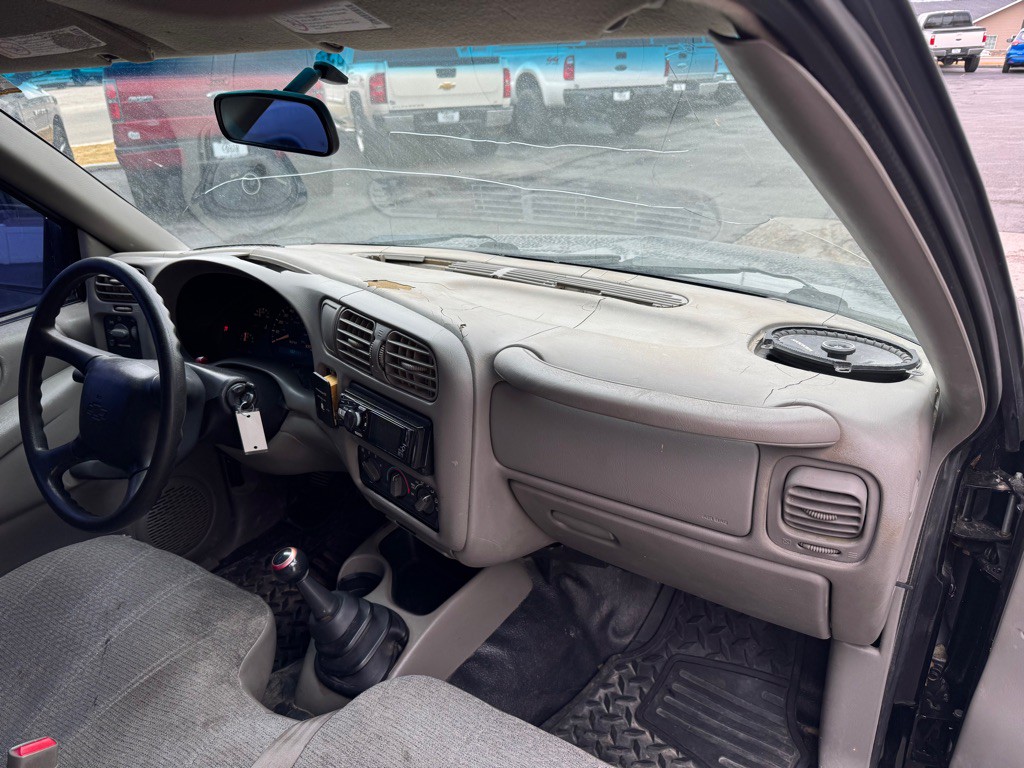 2000 Chevrolet S10 Image 10