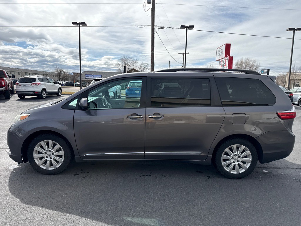 2015 Toyota Sienna Image 1