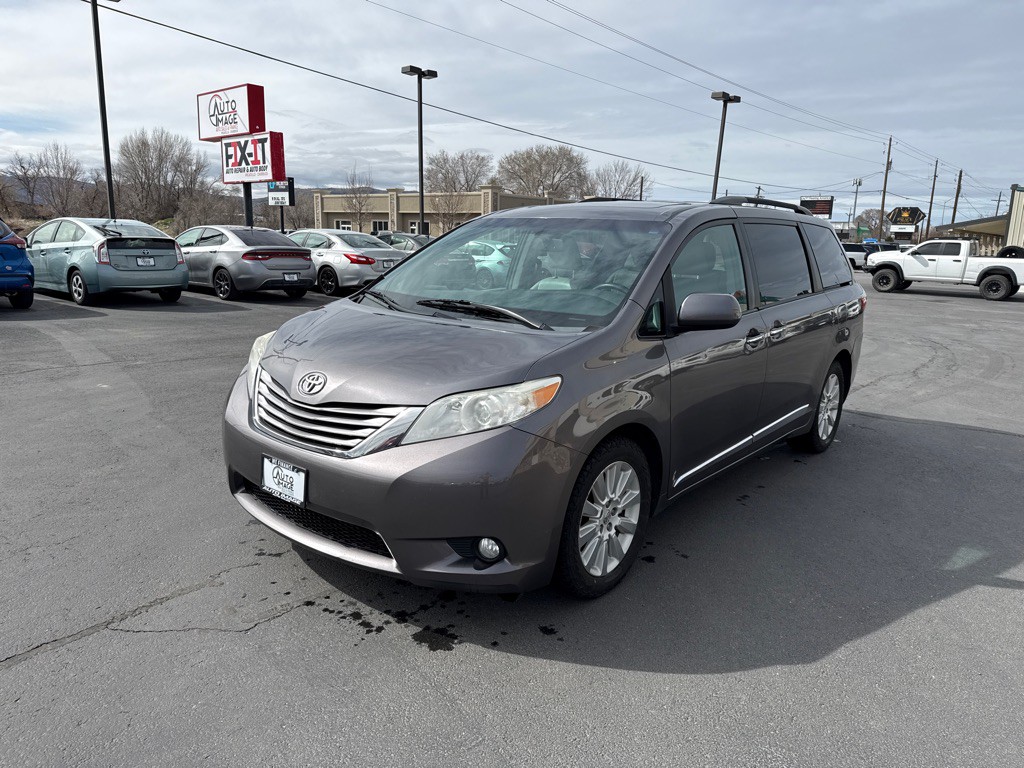 2015 Toyota Sienna Image 2