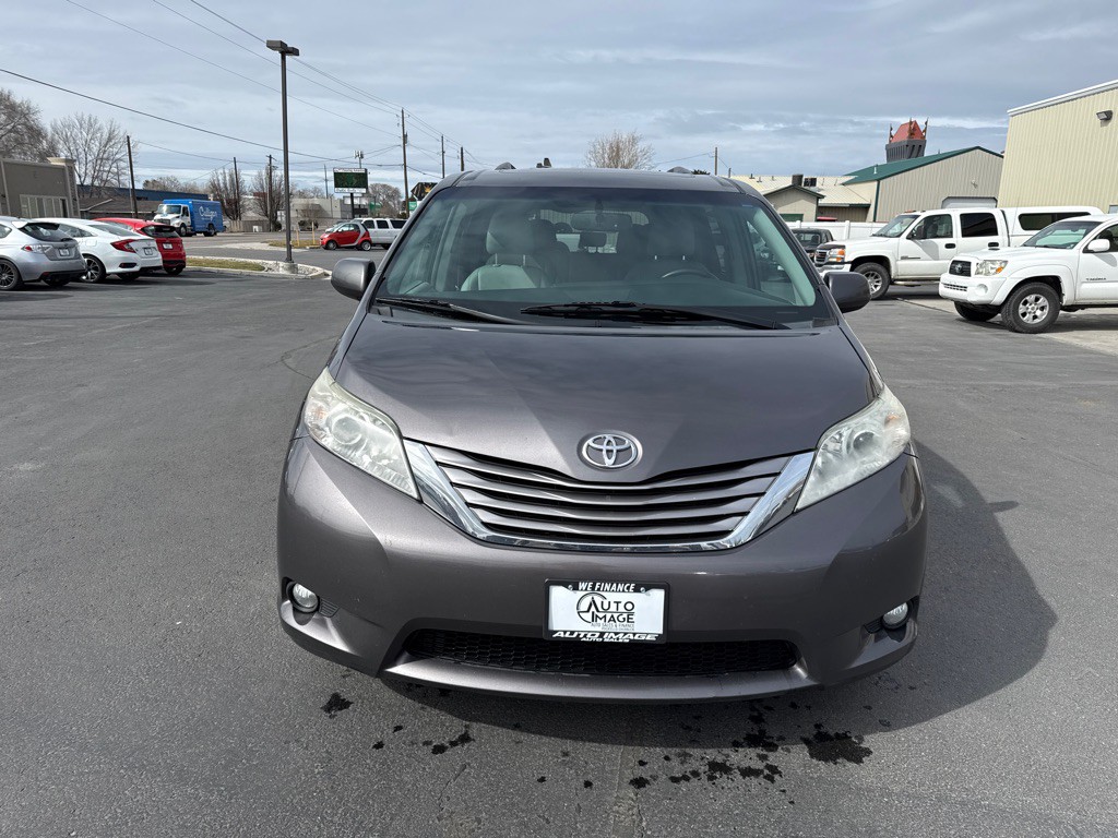 2015 Toyota Sienna Image 3