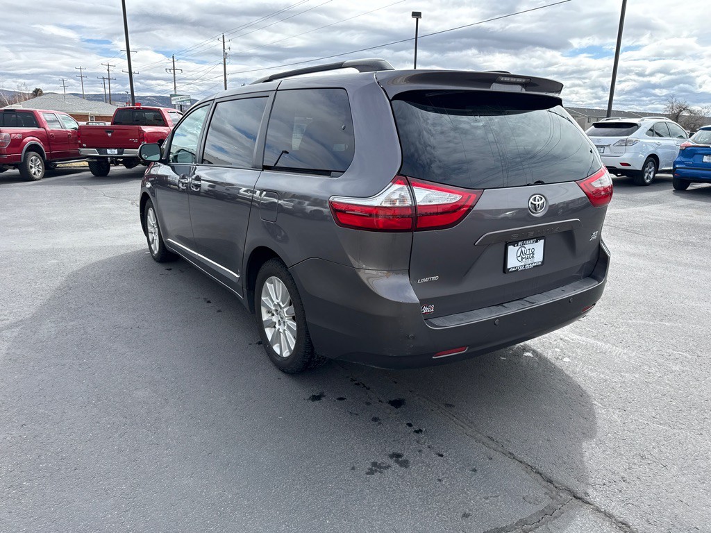 2015 Toyota Sienna Image 8