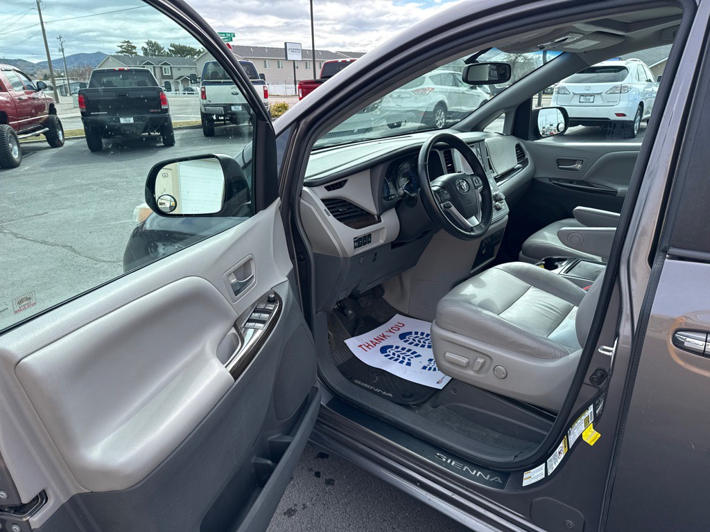 2015 Toyota Sienna Image 9