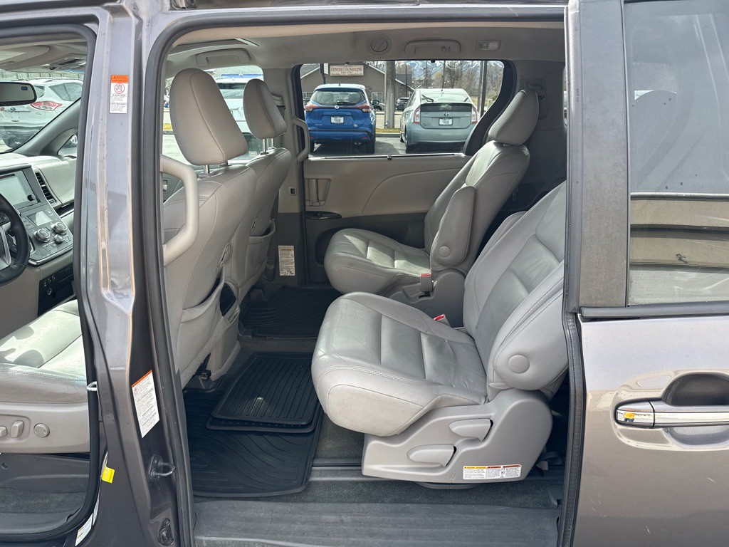 2015 Toyota Sienna Image 10
