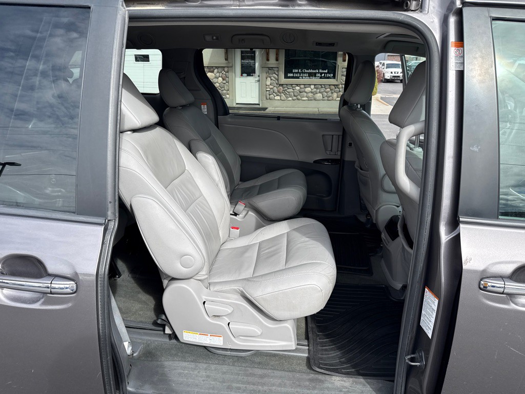 2015 Toyota Sienna Image 12