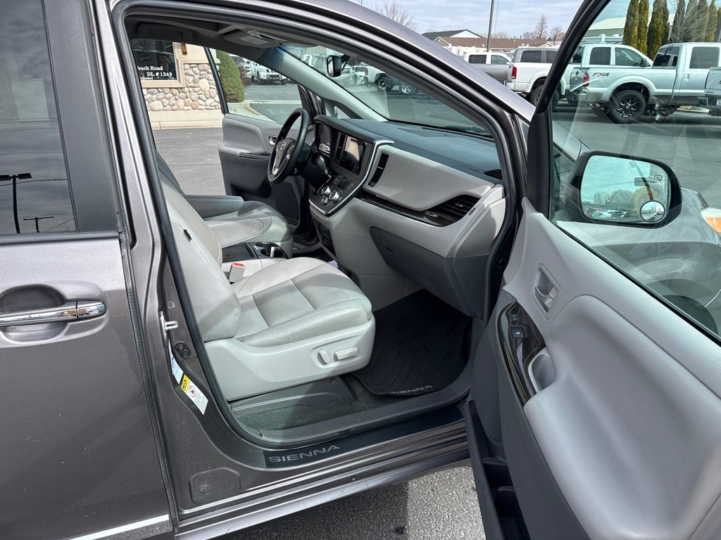 2015 Toyota Sienna Image 13