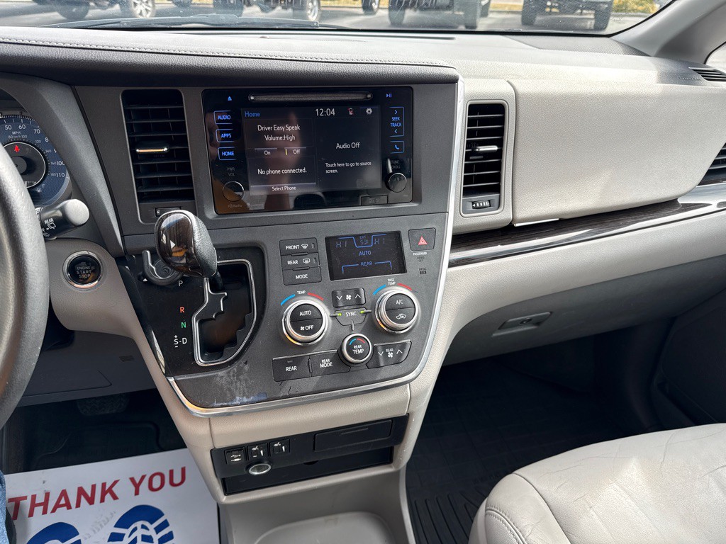 2015 Toyota Sienna Image 15