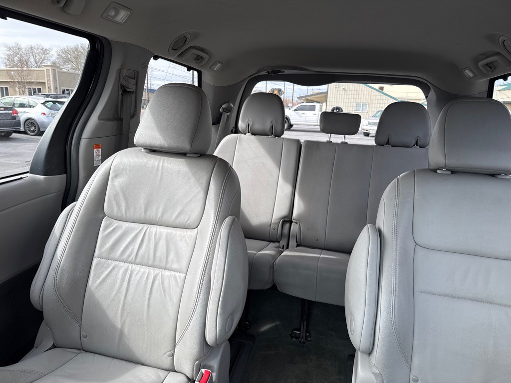 2015 Toyota Sienna Image 17