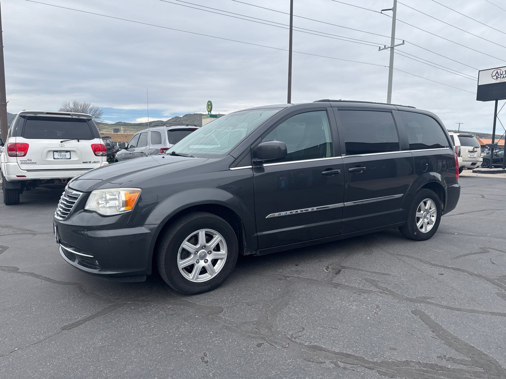 2011 Chrysler Town & Country Image 1