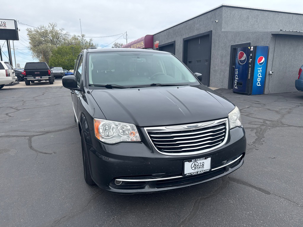 2011 Chrysler Town & Country Image 2