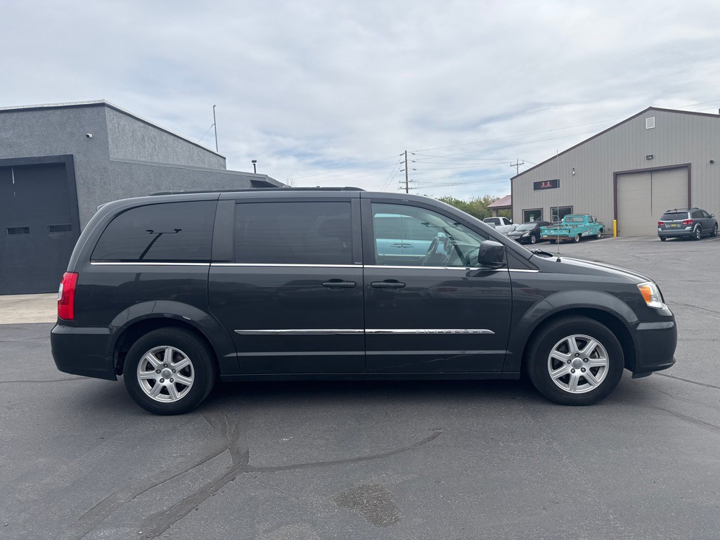 2011 Chrysler Town & Country Image 3