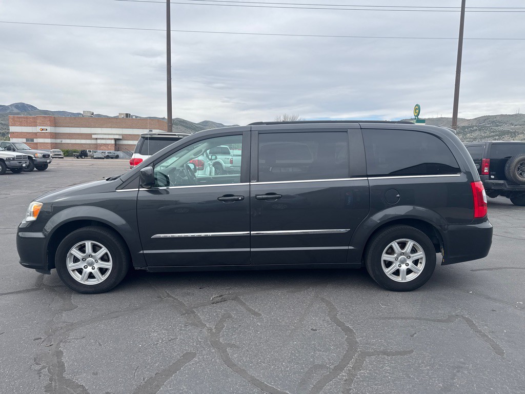 2011 Chrysler Town & Country Image 6