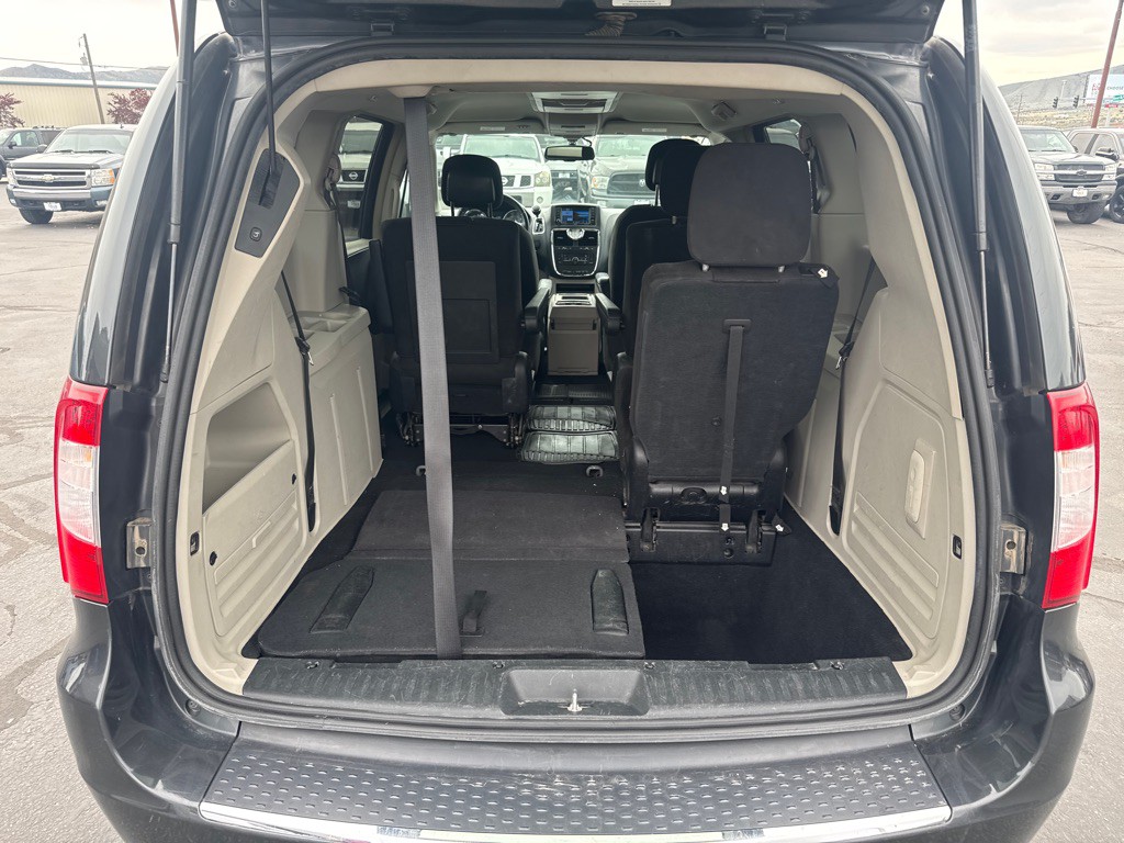 2011 Chrysler Town & Country Image 10