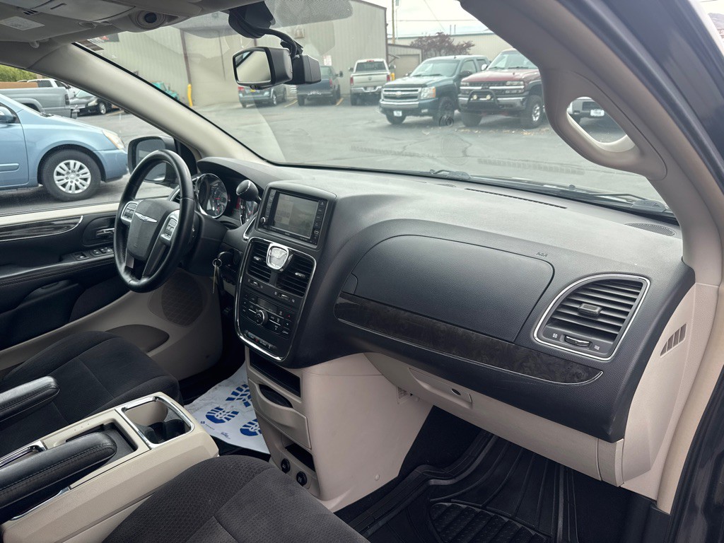 2011 Chrysler Town & Country Image 13