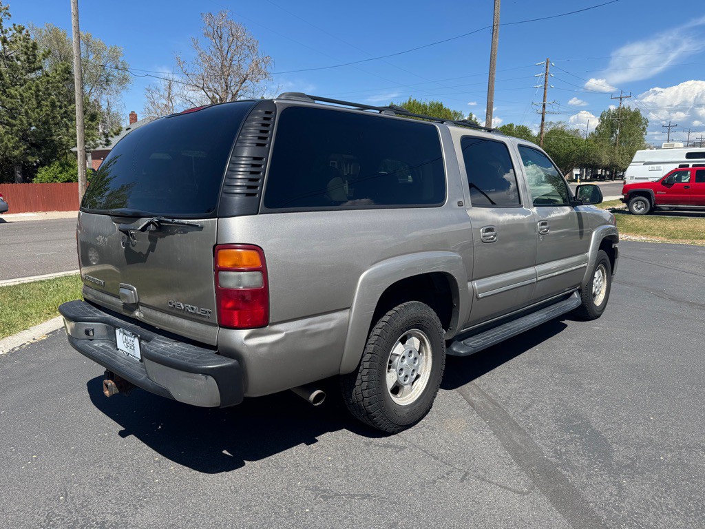 2002 Chevrolet Suburban Image 2