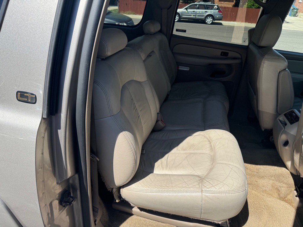 2002 Chevrolet Suburban Image 8