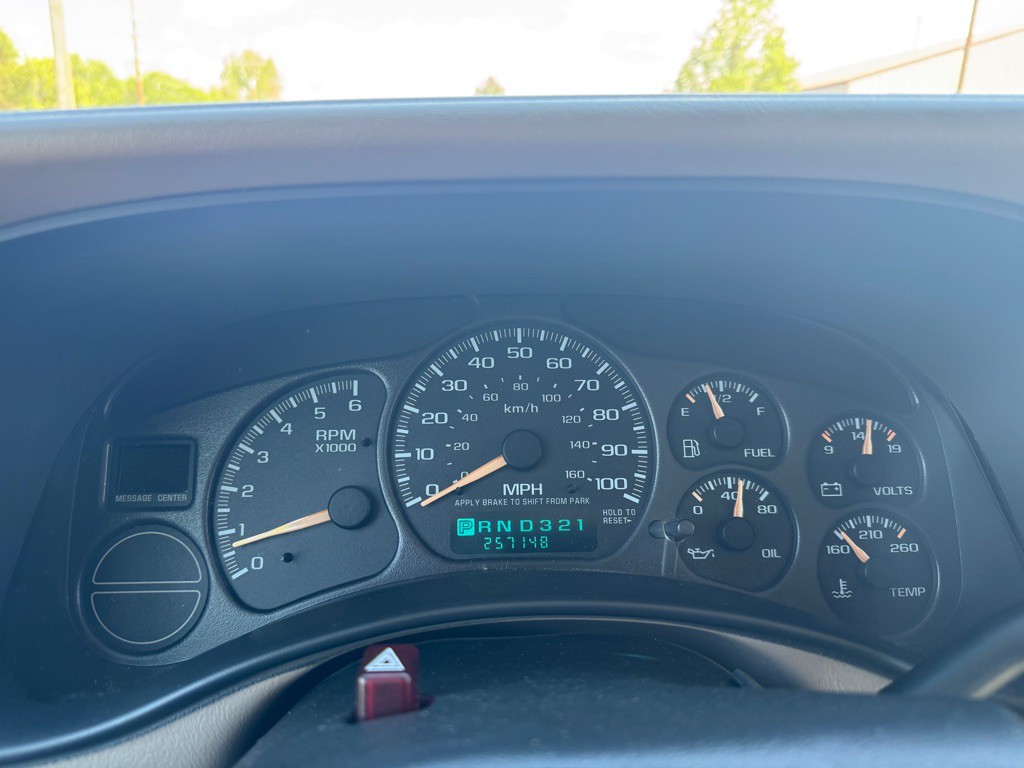 2002 Chevrolet Suburban Image 11