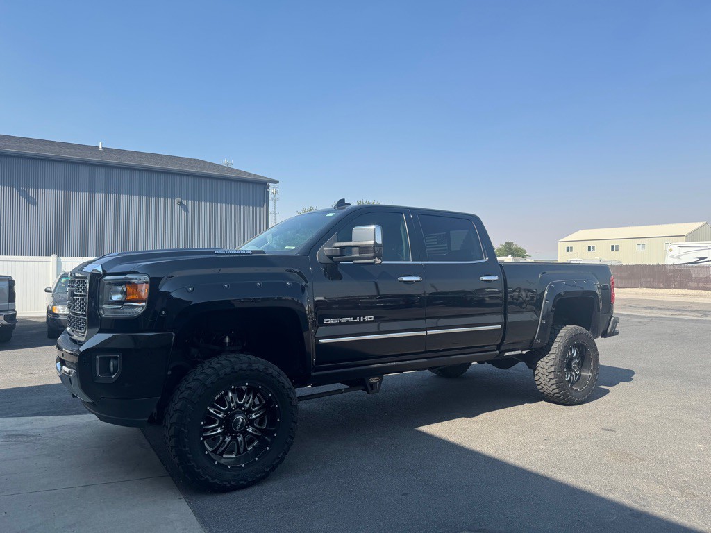 2018 GMC Sierra Image 2