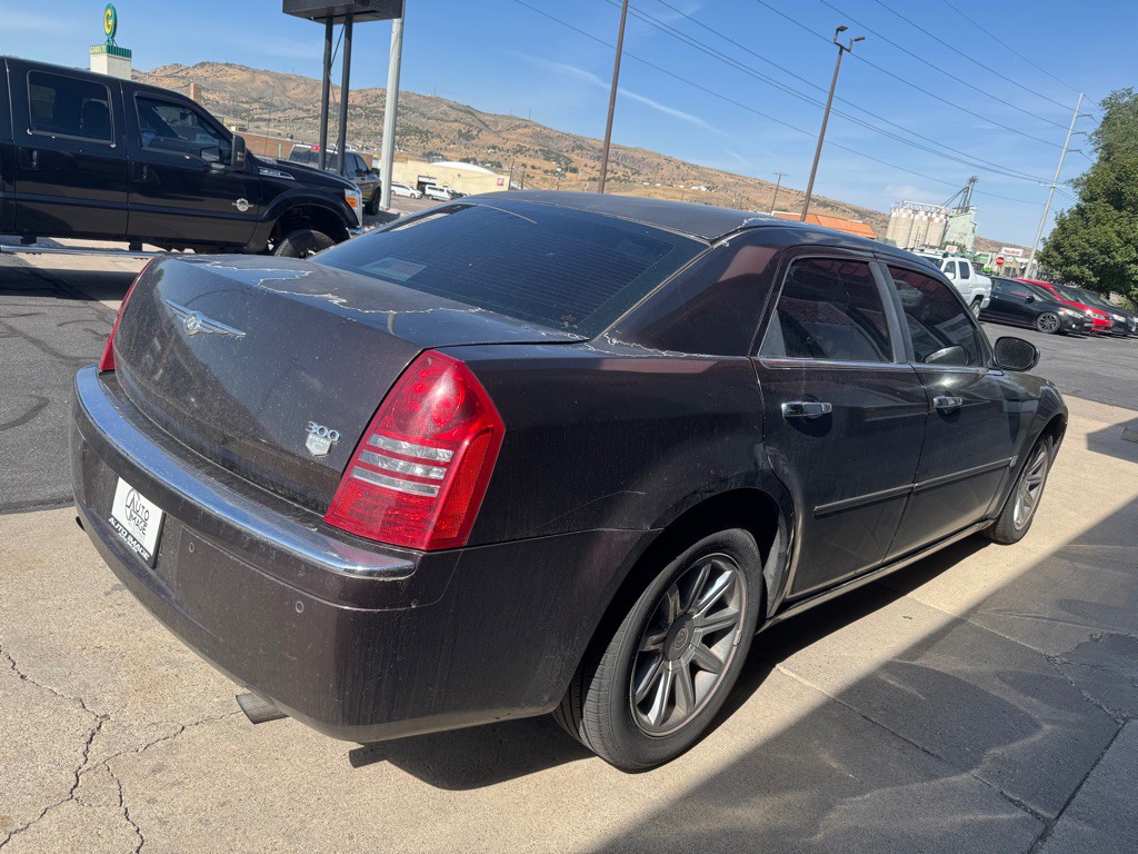 2005 Chrysler 300 Image 2