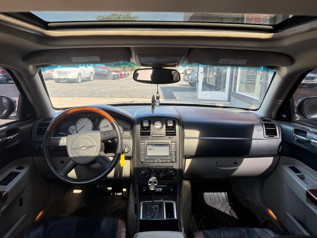 2005 Chrysler 300 Image 3