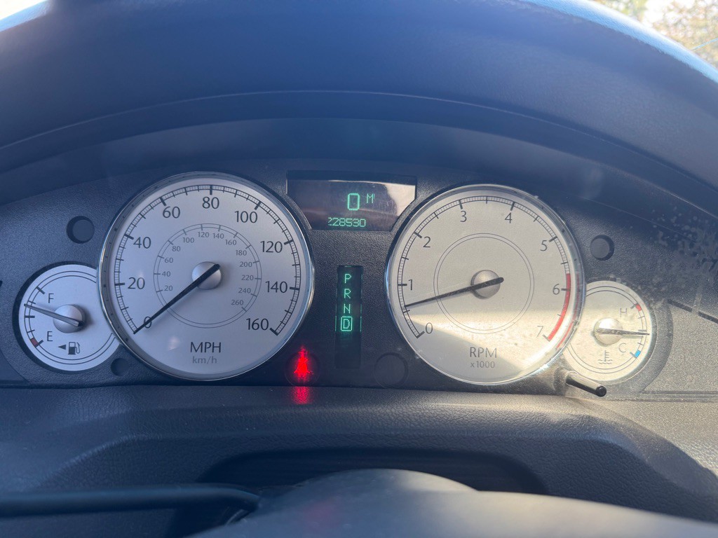 2005 Chrysler 300 Image 4