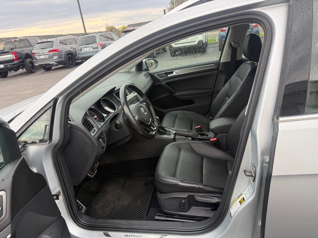 2017 Volkswagen Golf Image 8